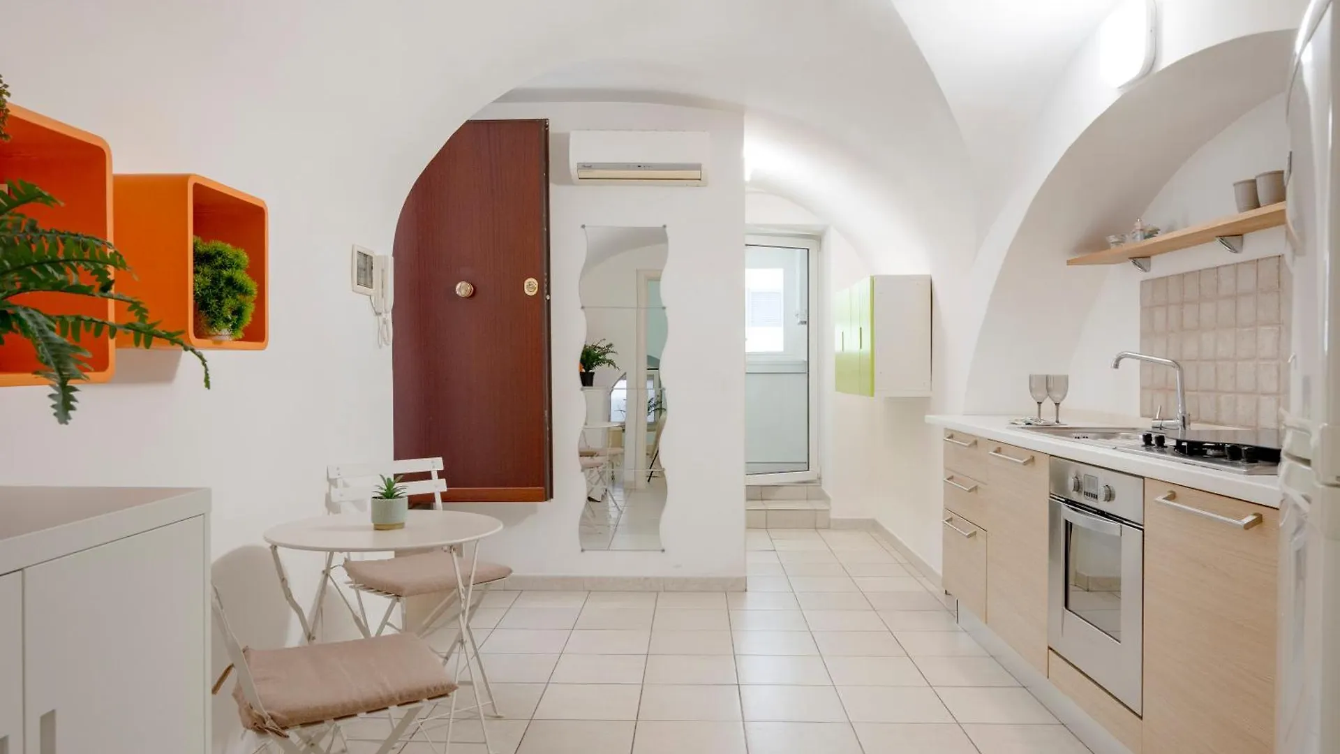 The Suite - Cozy Central Apartment Bari